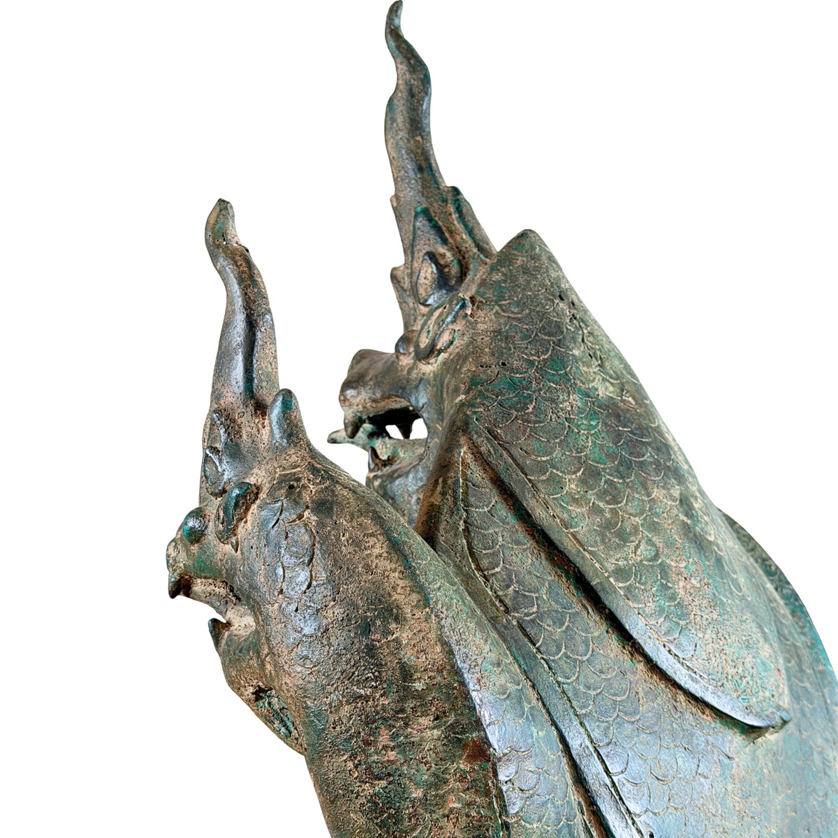 Detail van de naga-koppen en geschubde kap gezien vanaf de achterzijde
