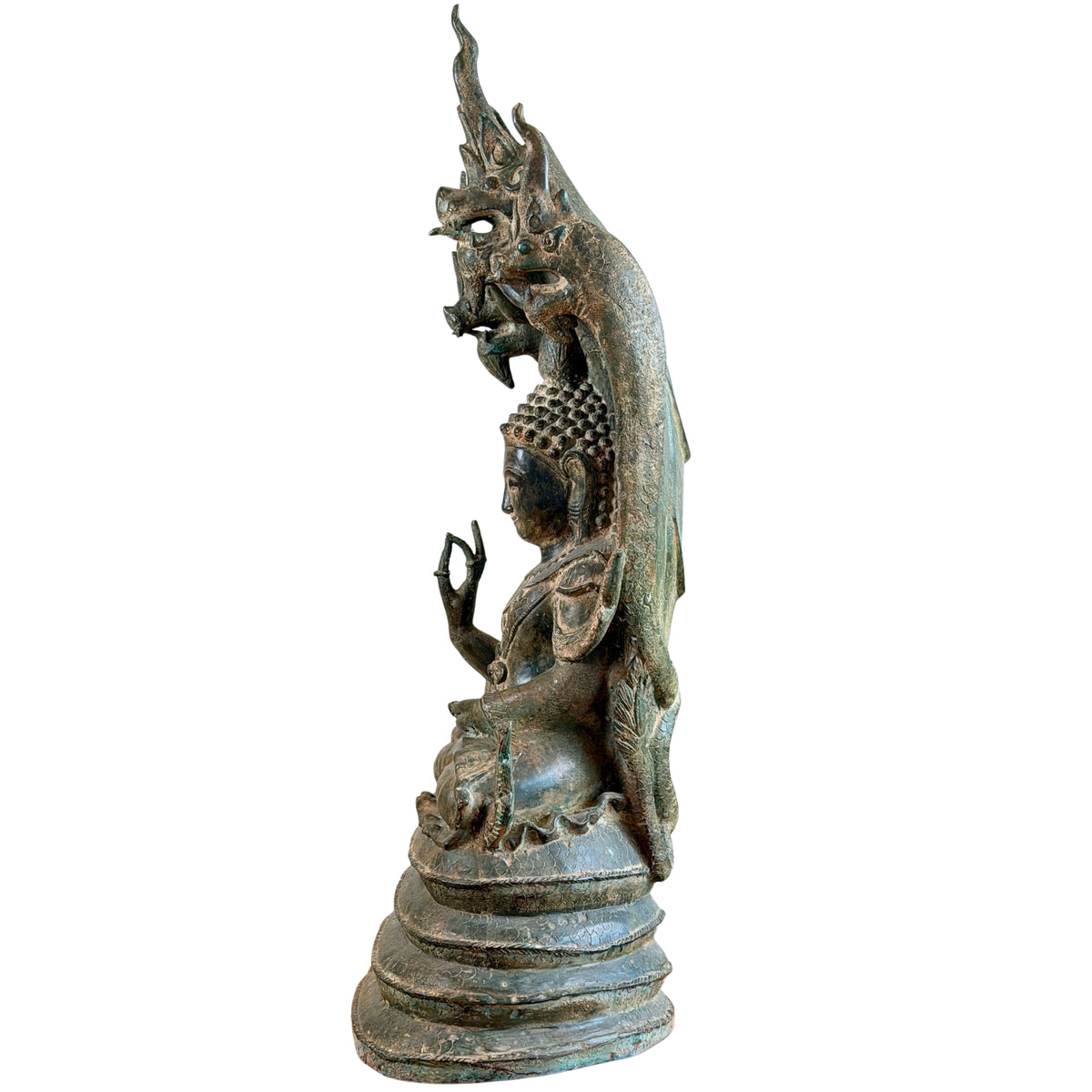 Volledig zijaanzicht van de bronzen Mucalinda Naga Boeddha met hoge naga-kap