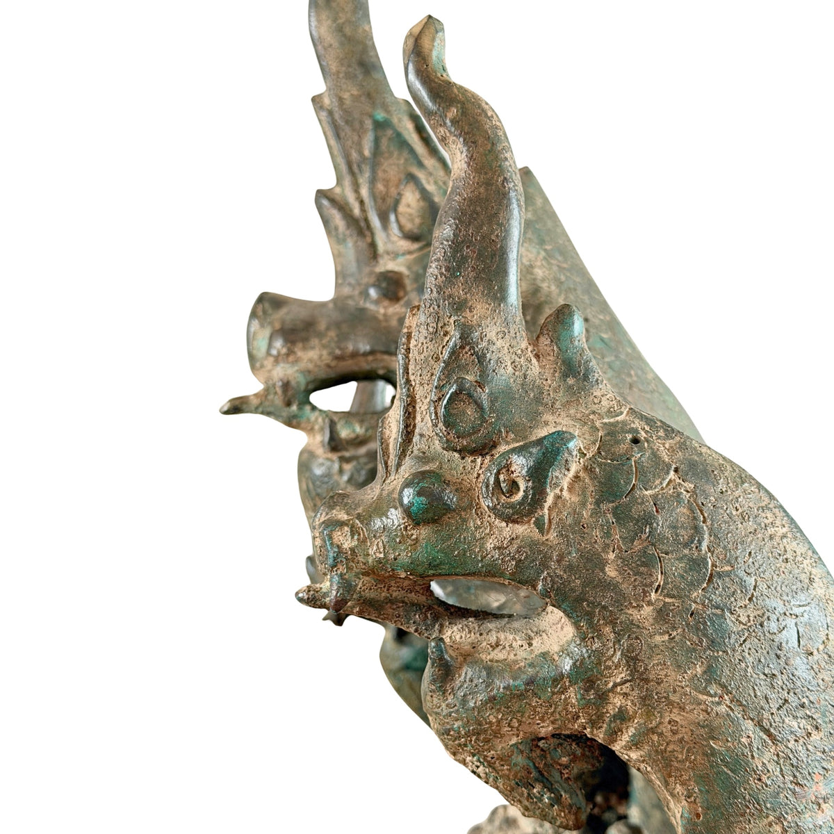 Detail van twee naga-koppen met hoge spitsen en gegraveerde schubmotieven