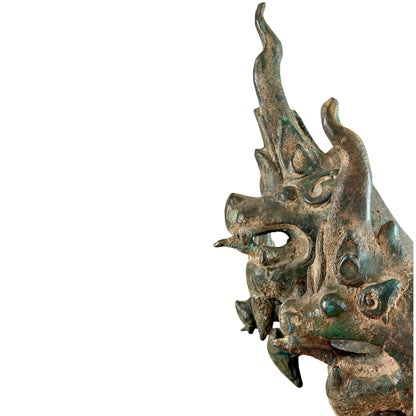Close-up van de driekoppige naga met open bekken en hoge spitsvormen
