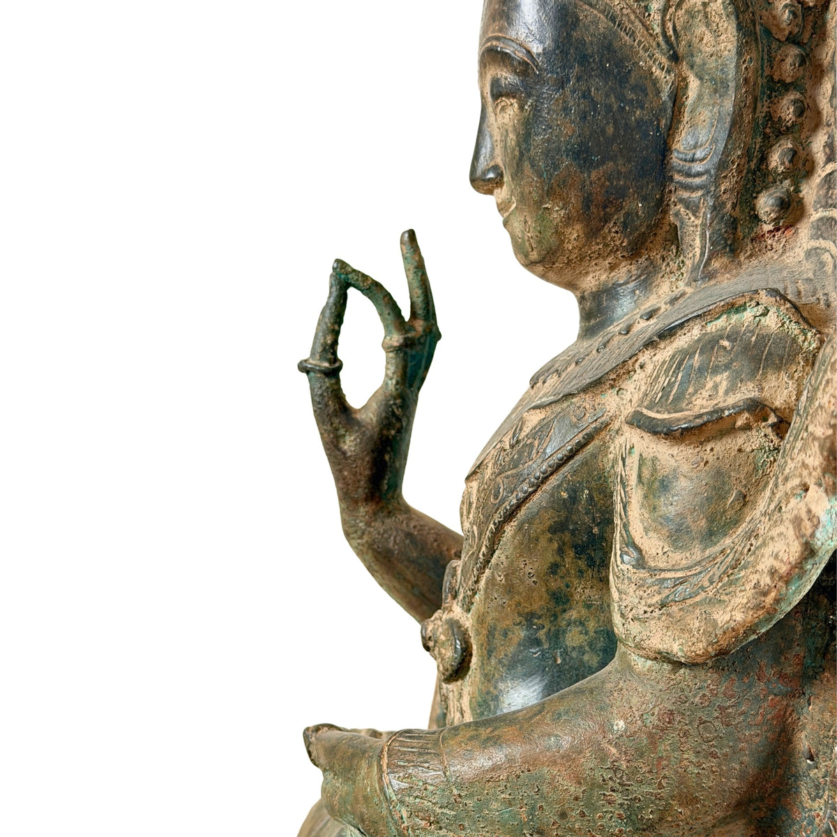 Detail van de opgeheven hand, borstornamentiek en rustende linkerhand