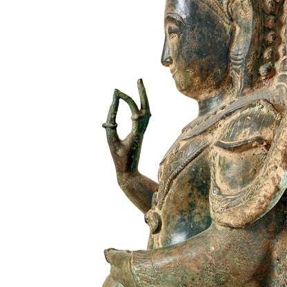Detail van de opgeheven hand, borstornamentiek en rustende linkerhand