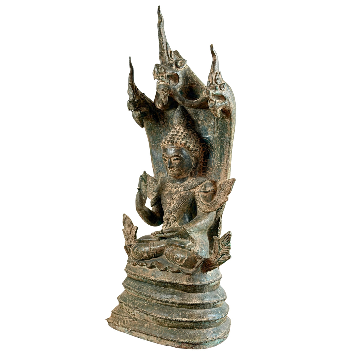 Driekwart vooraanzicht van de monumentale bronzen Mucalinda Naga Boeddha