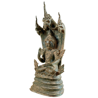 Driekwart vooraanzicht van de monumentale bronzen Mucalinda Naga Boeddha