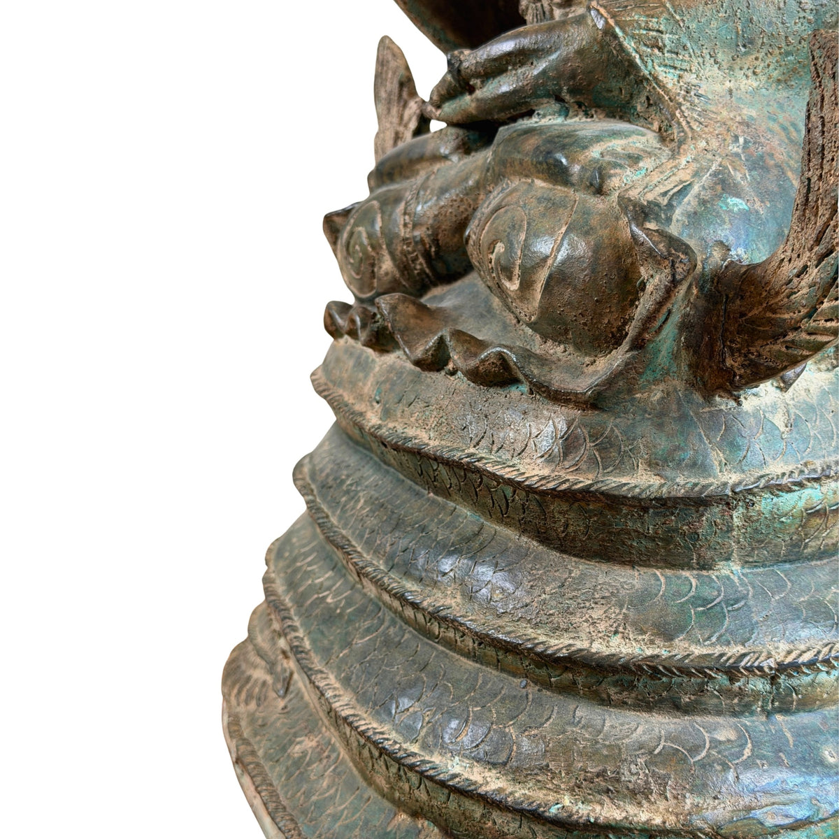 Detail van de opgerolde naga-basis met gegraveerde schubmotieven en lotusvormige zitting