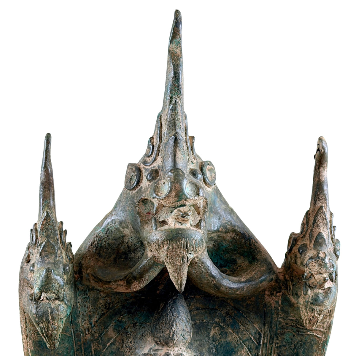Detail van de driekoppige naga boven de Boeddha