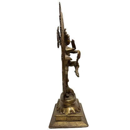 Bronzen Nataraja met vurige kosmische cirkel, Indiase tempelstijl