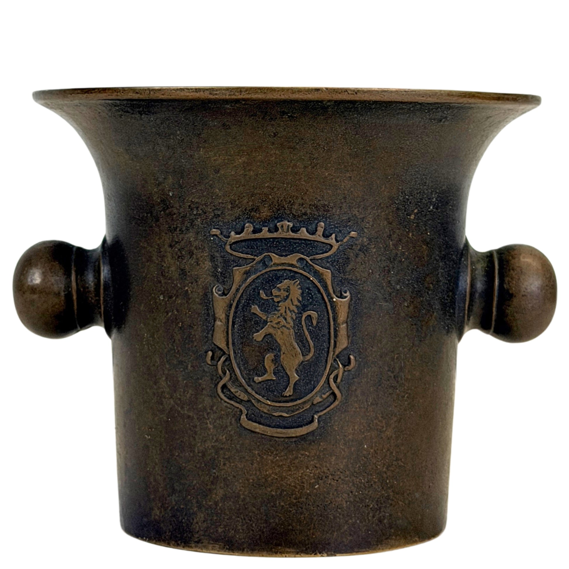 Antieke bronzen vijzel met gekroond heraldisch leeuwenwapen