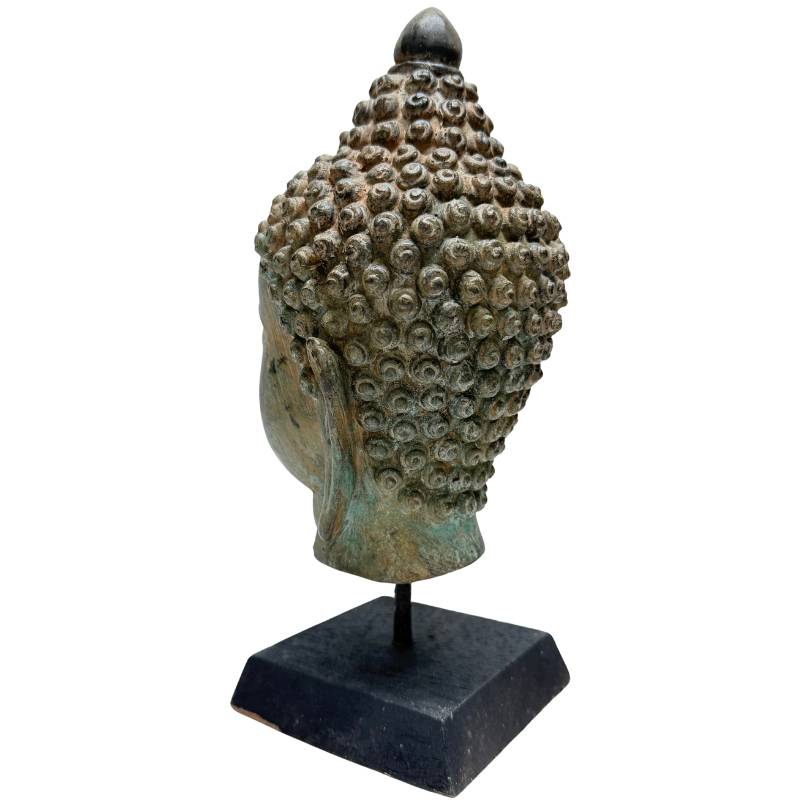 Schuin achteraanzicht van bronzen boeddhahoofd uit Zuidoost Azië