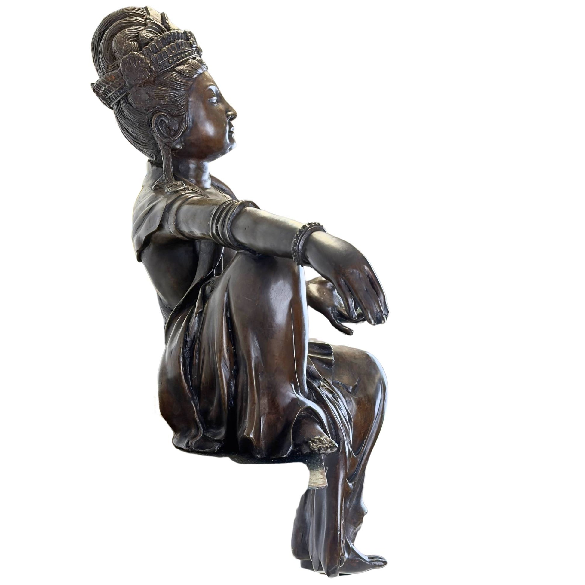 Zijaanzicht van het 14,6 kg zware bronzen beeld tonend de vloeiende draperie van het gewaad over de rand.