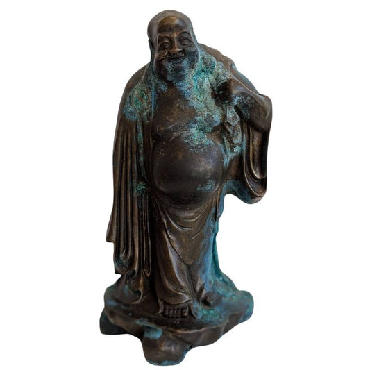 Chinees bronzen Budai beeld met lachende expressie en diepe patina
