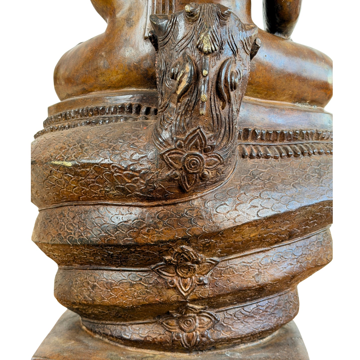 Detail van de achterzijde van de zevenkoppige naga van de monumentale bronzen Buddha Muchalinda uit Thailand, met gegraveerde slangendecoratie en lotusmotief