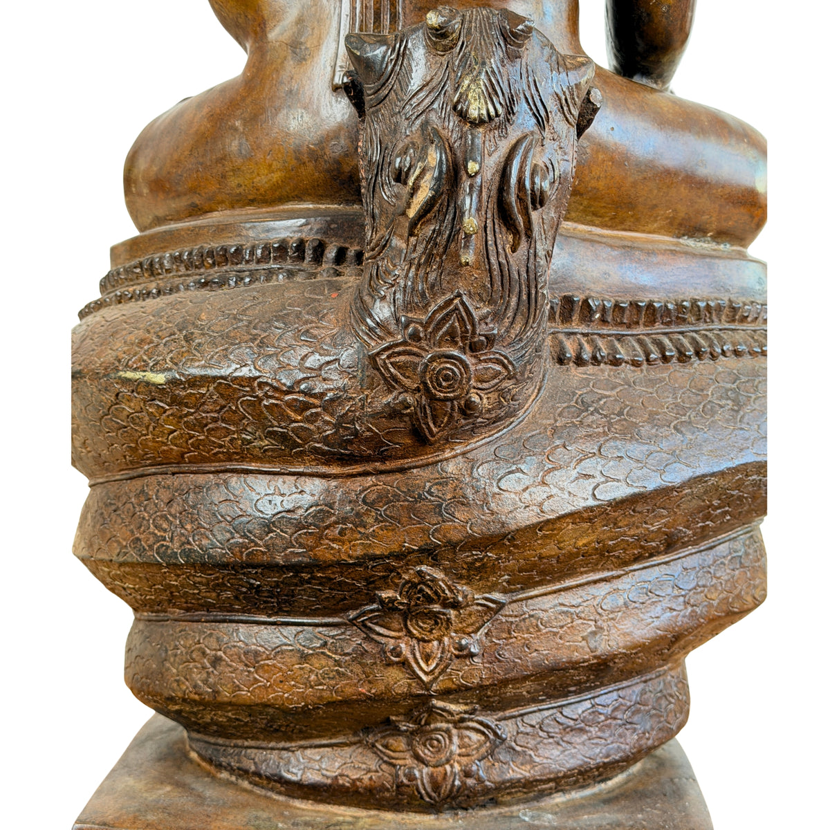 Detail van de achterzijde van de zevenkoppige naga van de monumentale bronzen Buddha Muchalinda uit Thailand, met gegraveerde slangendecoratie en lotusmotief