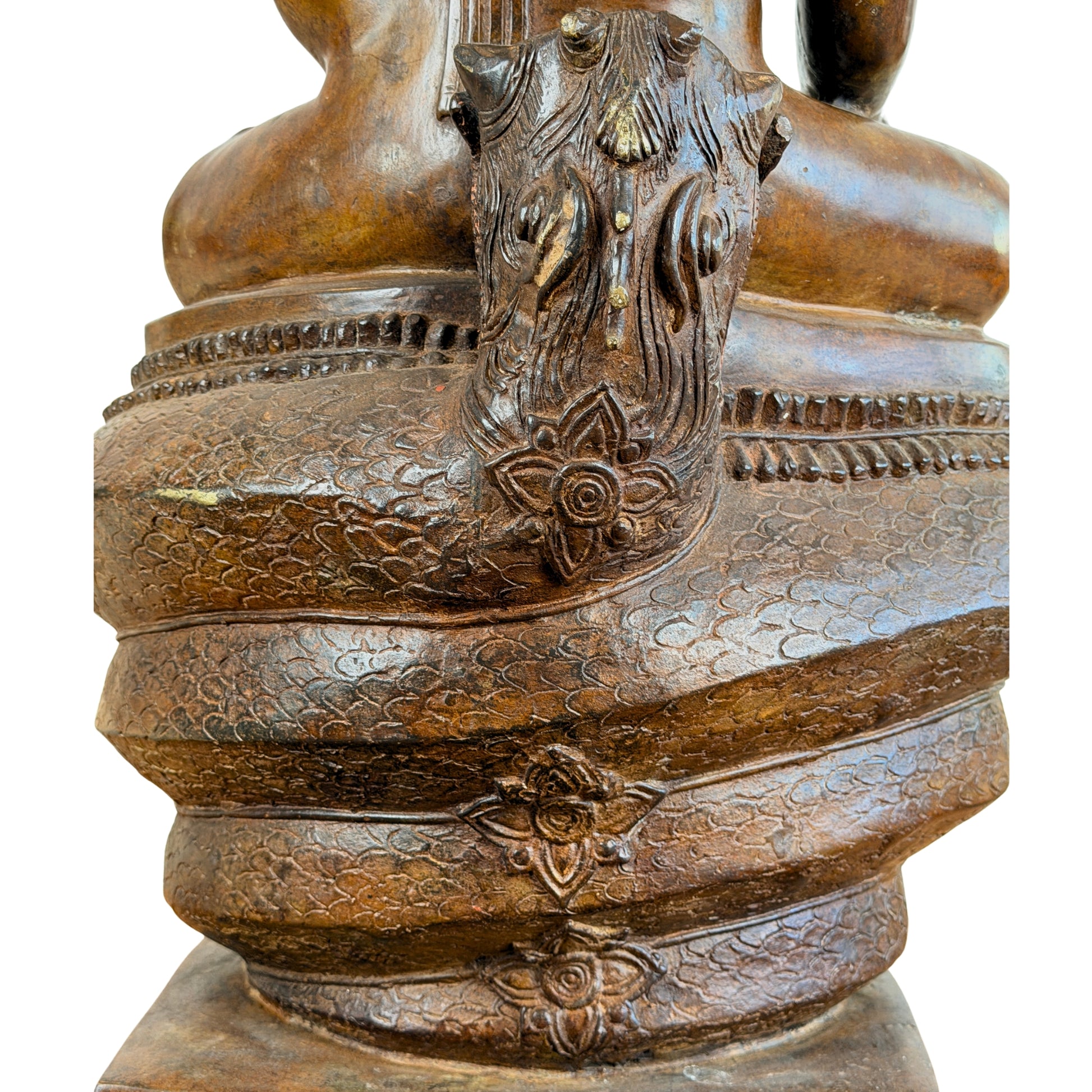 Detail van de achterzijde van de zevenkoppige naga van de monumentale bronzen Buddha Muchalinda uit Thailand, met gegraveerde slangendecoratie en lotusmotief