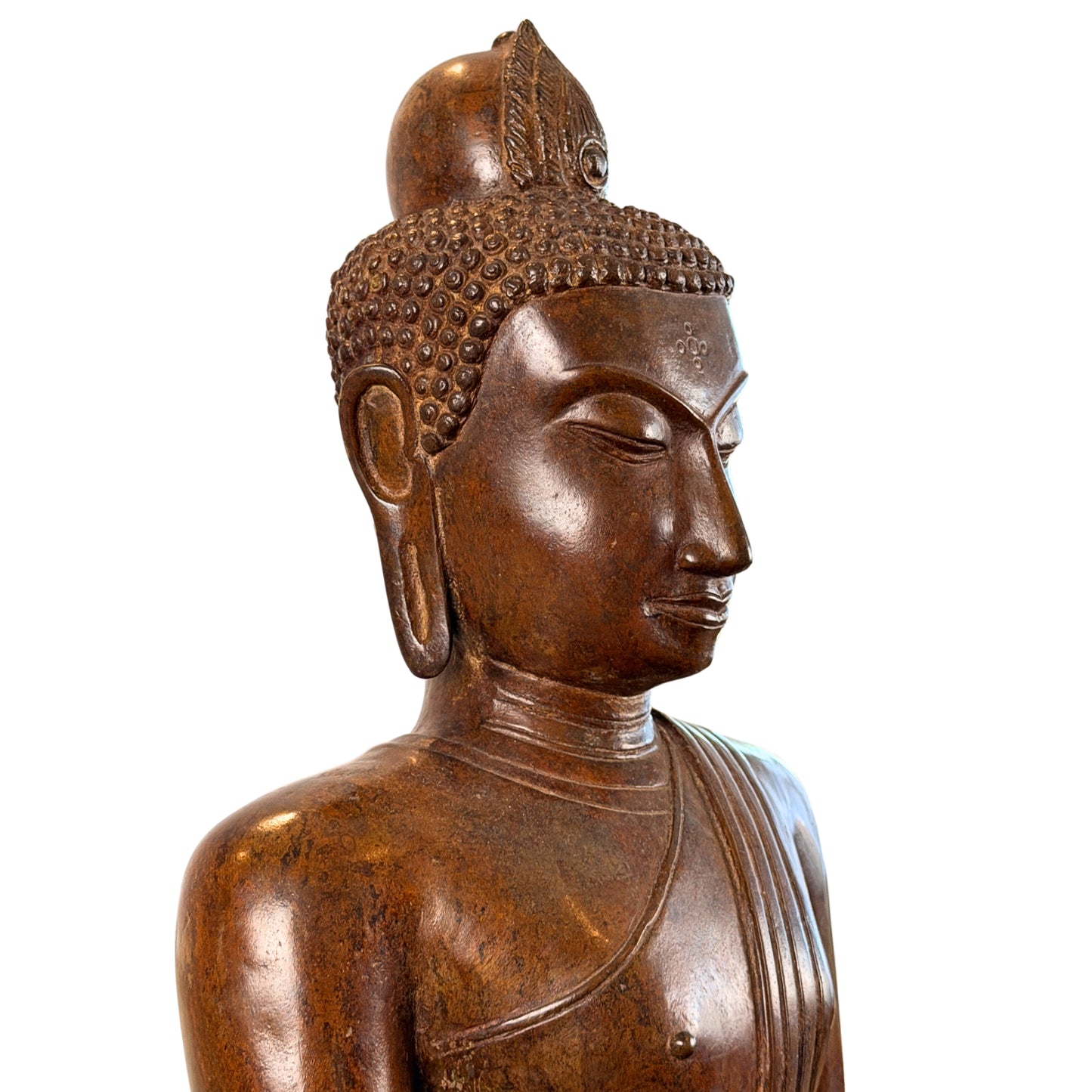 Detail van het serene Thaise gezicht van Buddha Muchalinda met vijfvoudige urna, spiraalkrullen en bladvormige bekroning