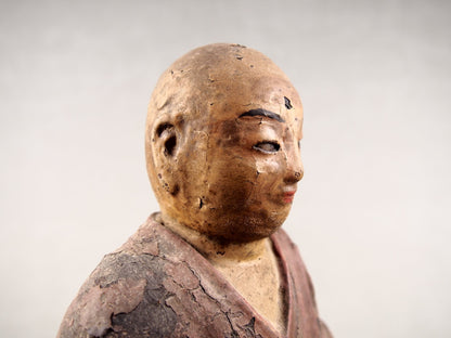Houten beeld van een Japanse boeddhistische monnik
