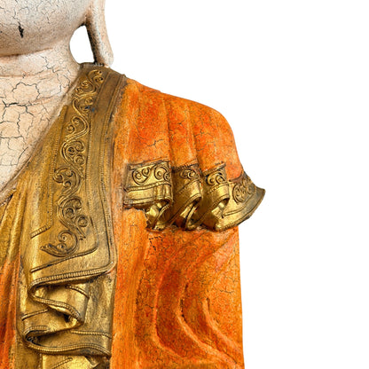 Detail van het oranje gewaad en vergulde ornamenten aan de rechterzijde