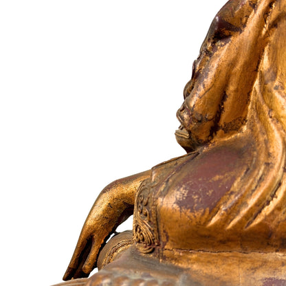 Detail van arm en gewaad met vergulde ornamentiek en glasinleg