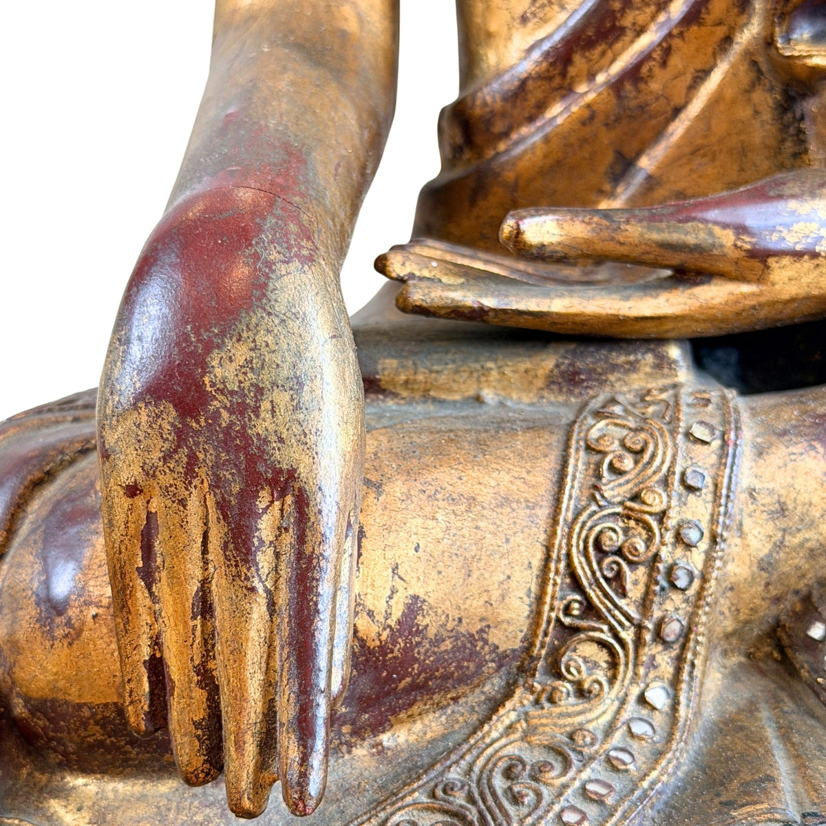 Detail van de rechterhand in bhumisparsha mudra en de vergulde schoot