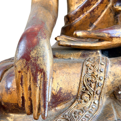 Detail van de rechterhand in bhumisparsha mudra en de vergulde schoot