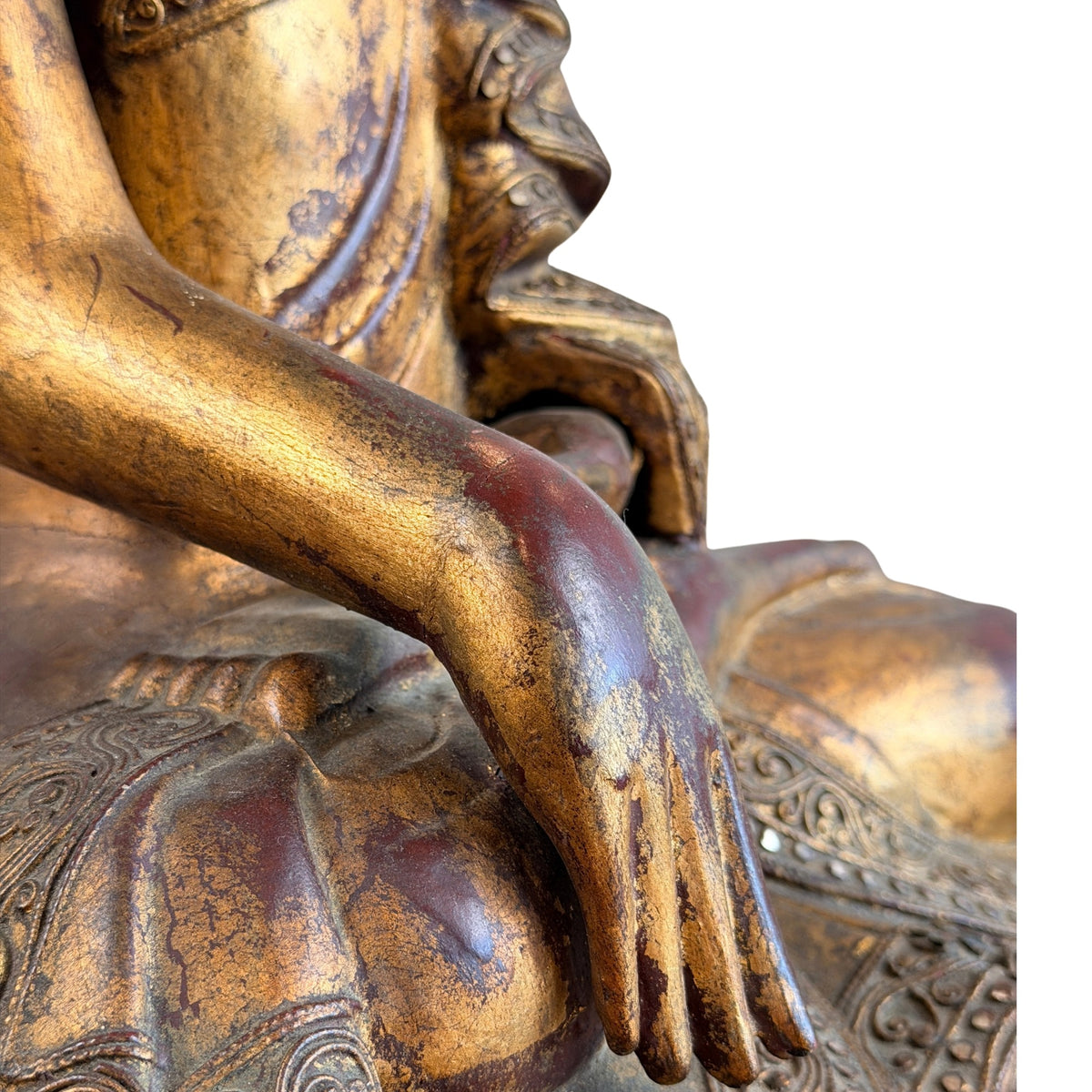 Detail van knie, hand en rijk gedecoreerde gewaadzoom
