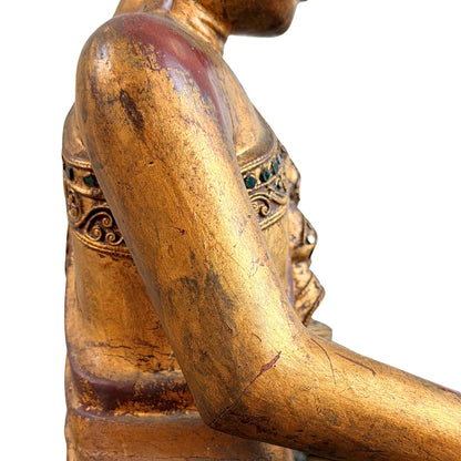 Detail van borst, schouder en gewaad met vergulding en glasinleg