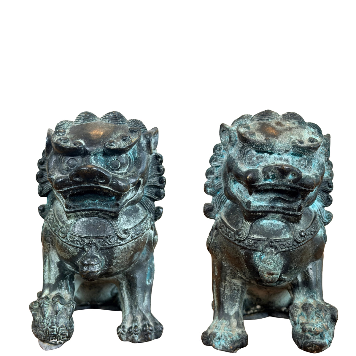 Paar Chinese bronzen tempelleeuwen, een met bal en een met jong, vooraanzicht