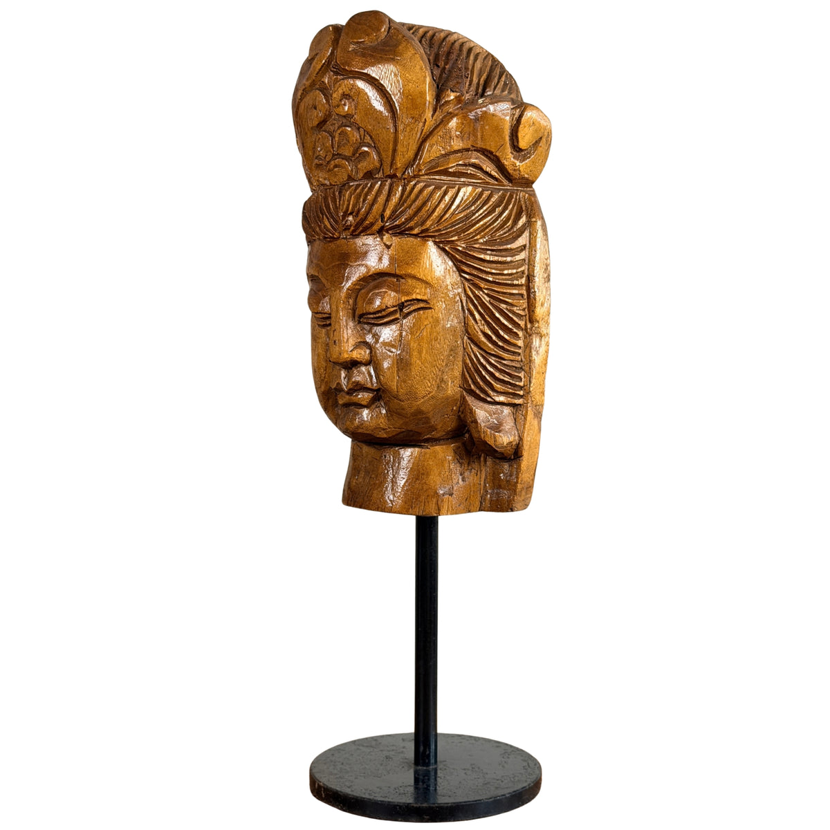 Driekwart vooraanzicht van het Guanyin-hoofd met diadeem
