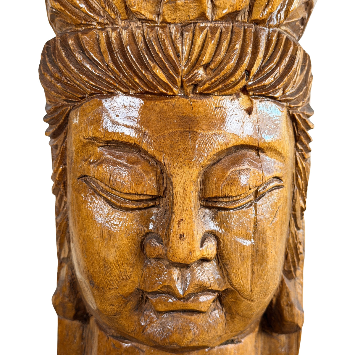Gezicht van het Guanyin-hoofd met neergeslagen ogen