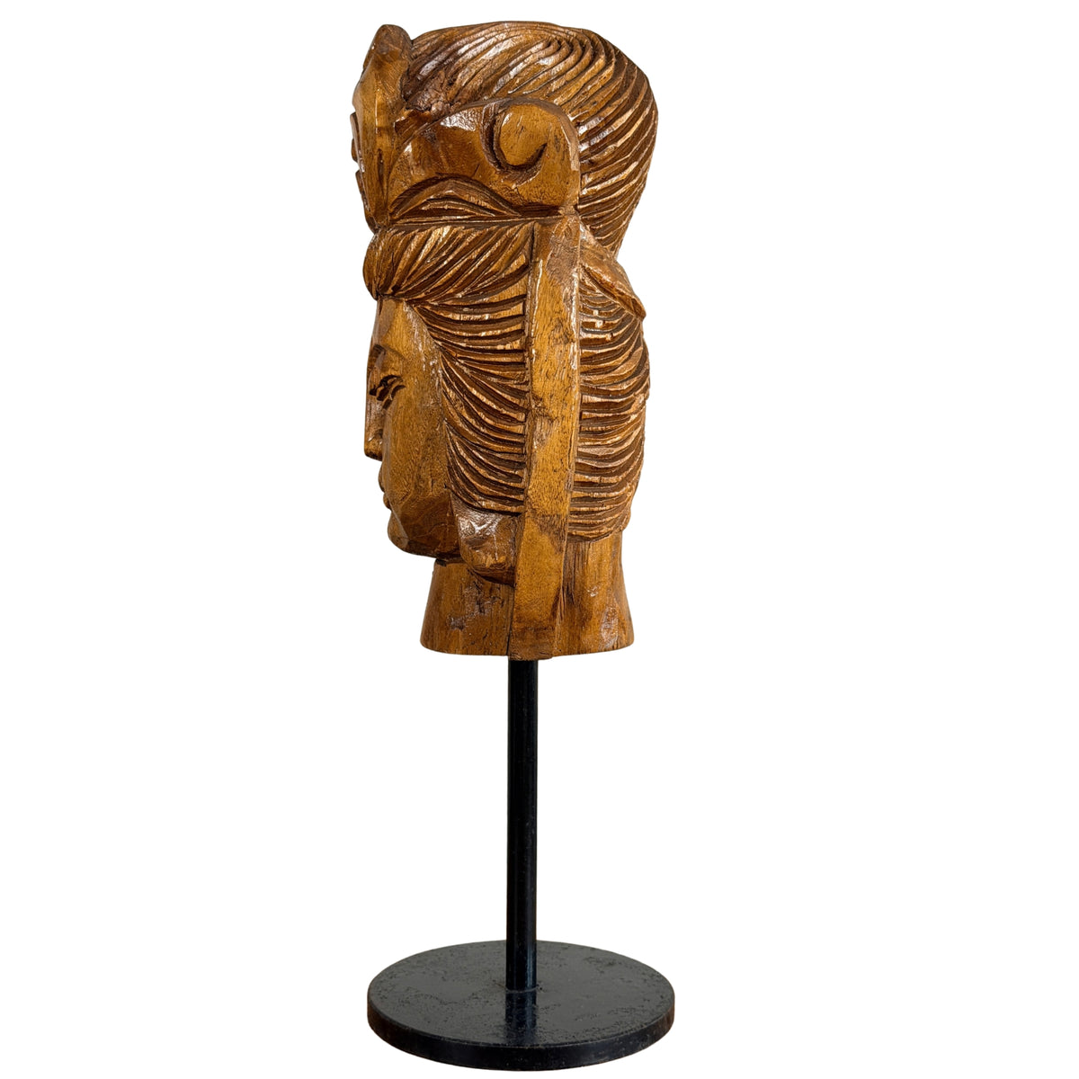 Zijaanzicht links van het Guanyin-hoofd op de moderne staander