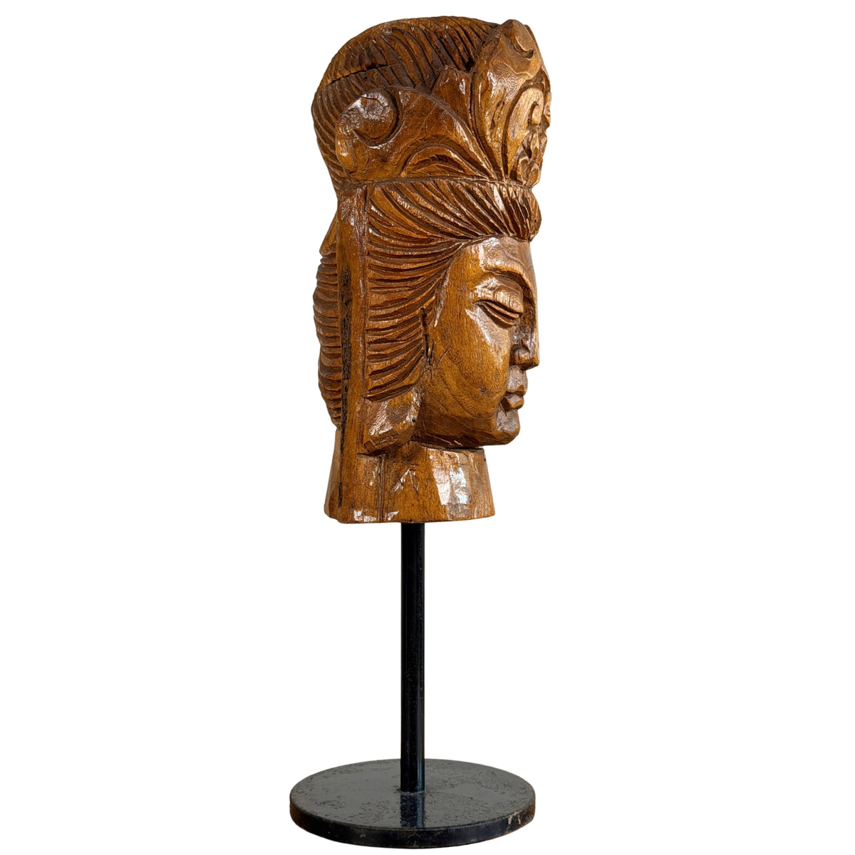 Zijaanzicht rechts van het houten Guanyin-hoofd