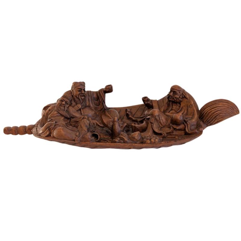 Chinees houten snijwerk uit de 19e eeuw met onsterfelijken in een boot, decoratief kunstobject uit China