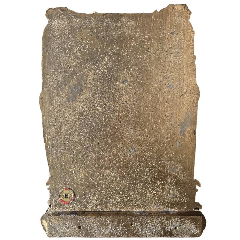 Chinees houtsnijwerk reliëfpaneel met drie figuren in een boot in een klassiek landschap
