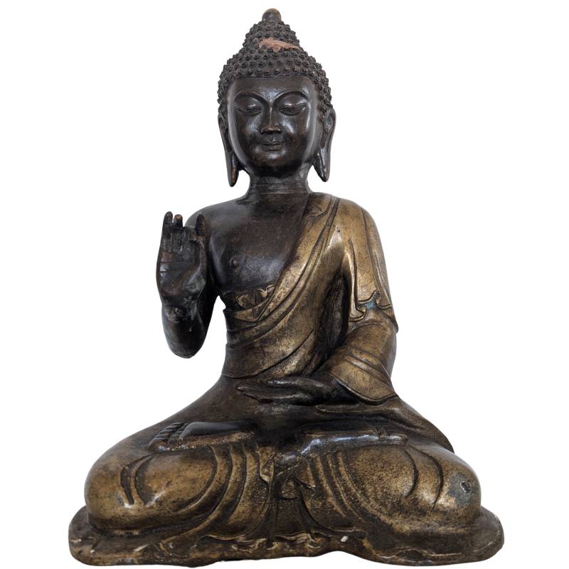 Chinees bronzen Boeddhabeeld zittend in Vitarka mudra met resten van vergulding