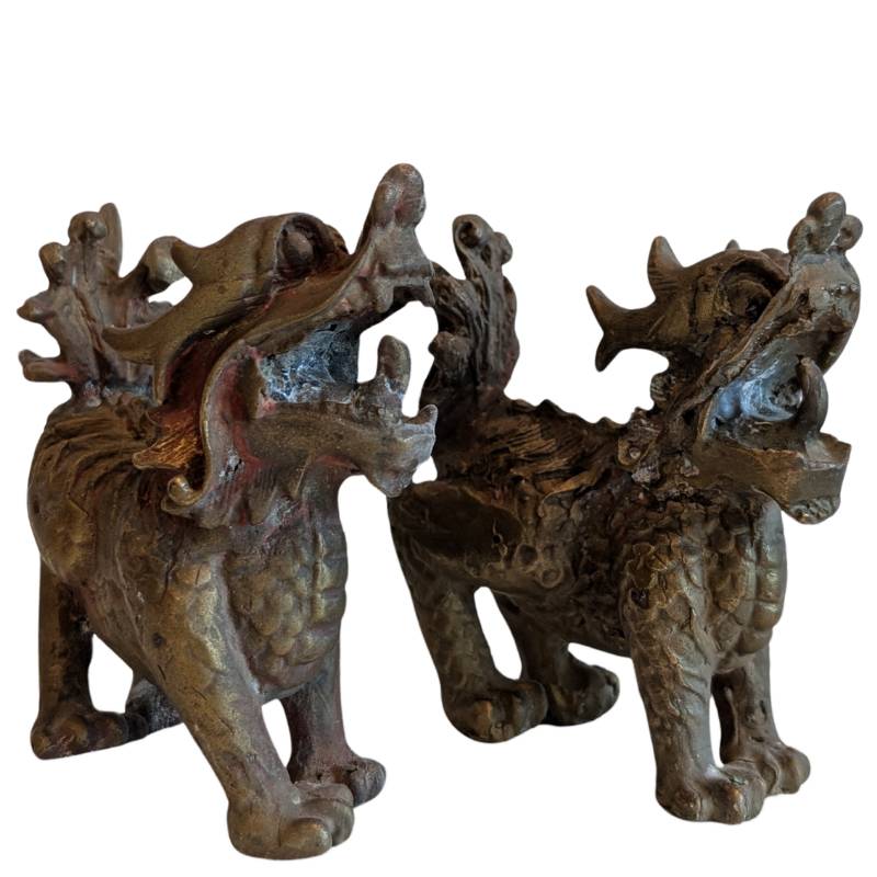 Set van twee Chinese bronzen foo dogs uitgevoerd als zittend paar