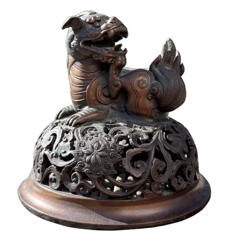 Chinese bronzen wierookbrander met beschermleeuw
