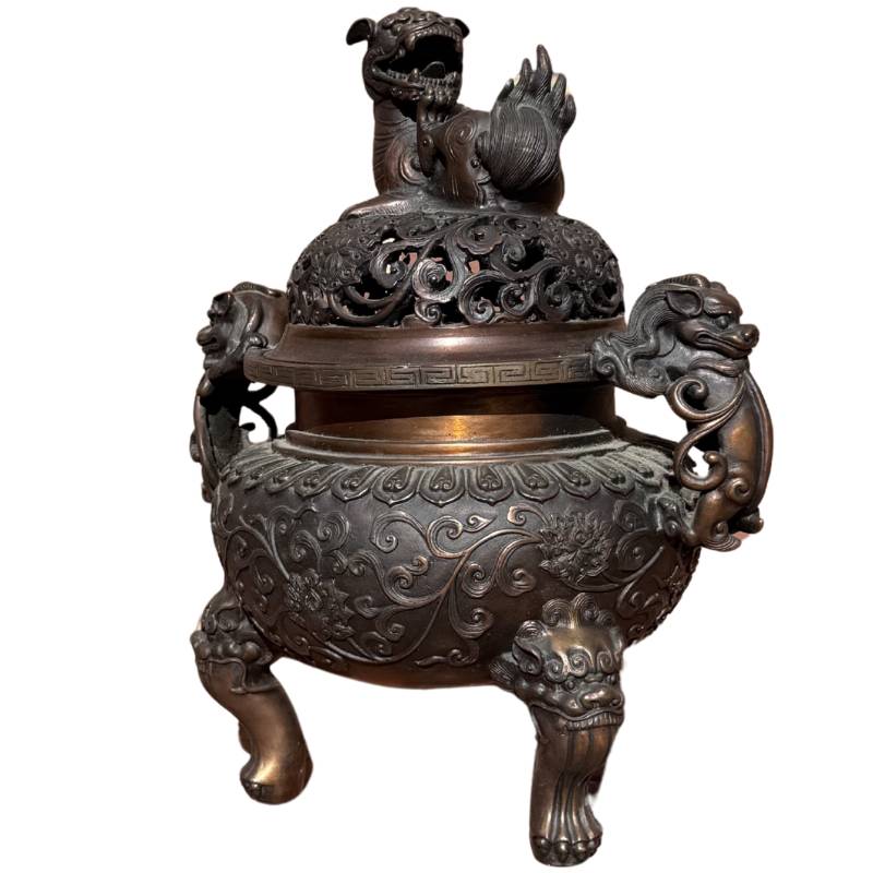 Chinese bronzen wierookbrander met florale gravures
