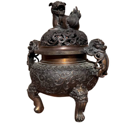Chinese bronzen wierookbrander met florale gravures
