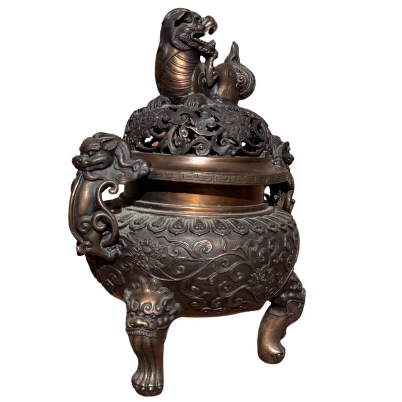 Chinese bronzen wierookvat met opengewerkte deksel
