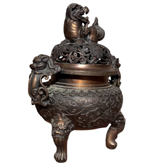 Chinese bronzen wierookvat met opengewerkte deksel
