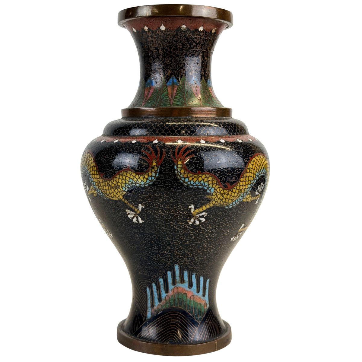 Detail van archaïsch drakendecor op Chinese cloisonné vaas
