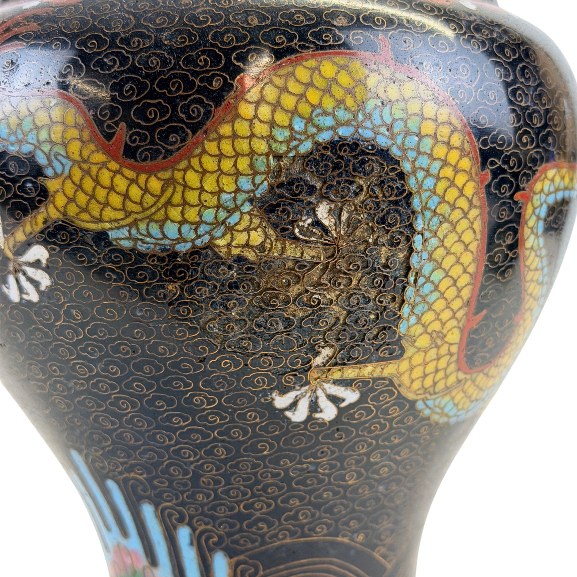 Detail van decor en emaille op Chinese cloisonné vaas