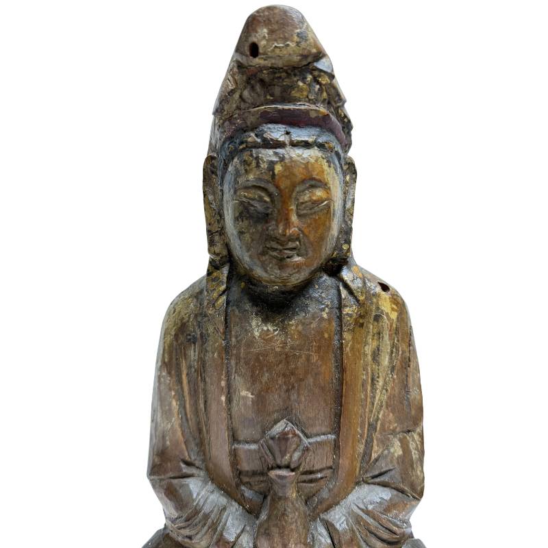 oud houten guanyin beeld uit china met zichtbare slijtage en diepte  