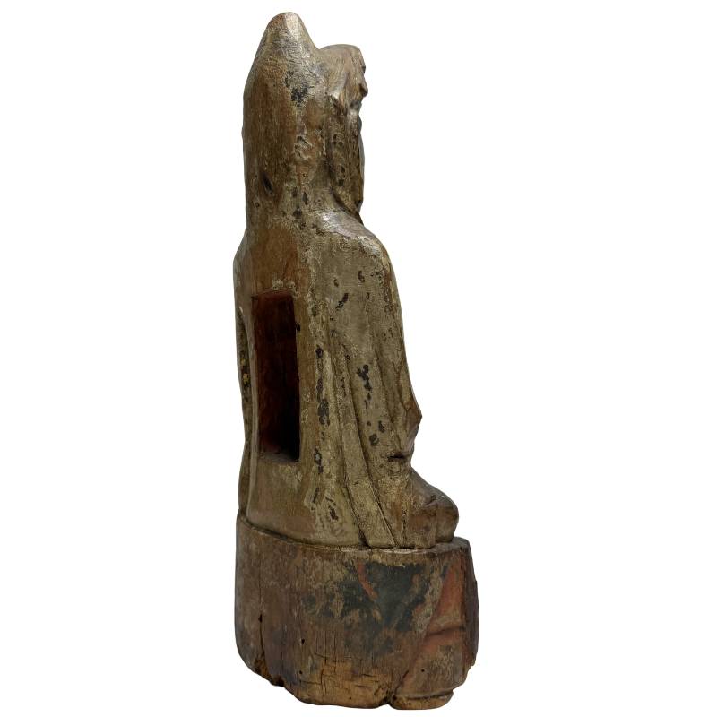 chinese houten guanyin figuur met authentieke veroudering en diepte  