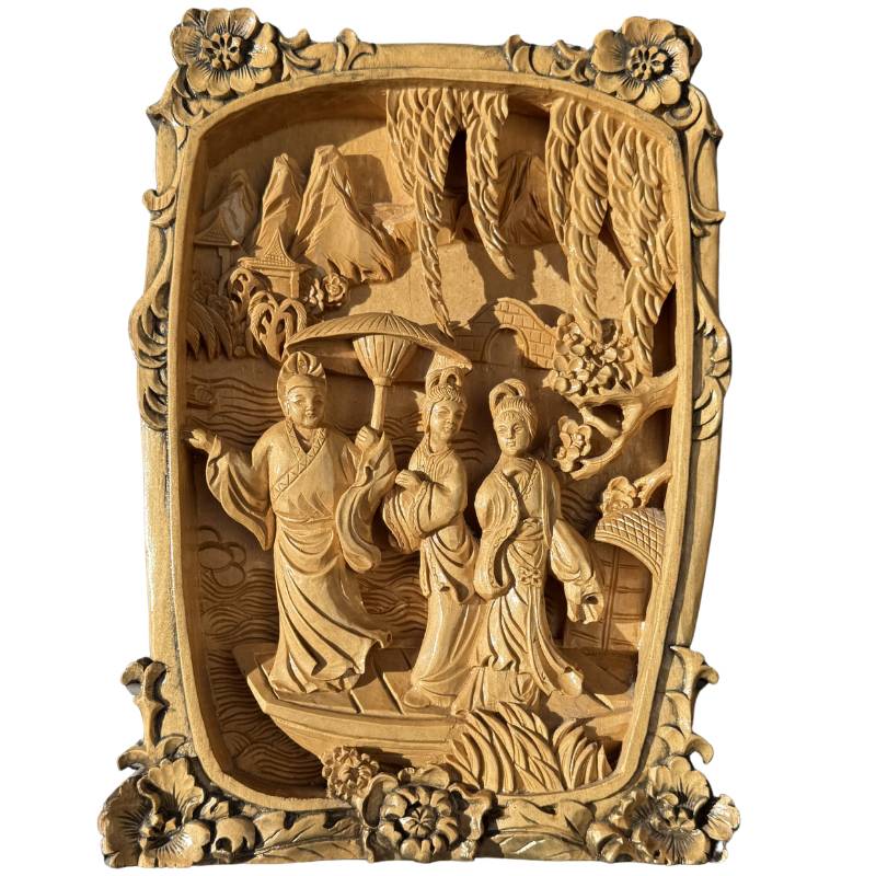 Chinees houten reliëf met scène uit de Legende van de Witte Slang met figuren in een boot
