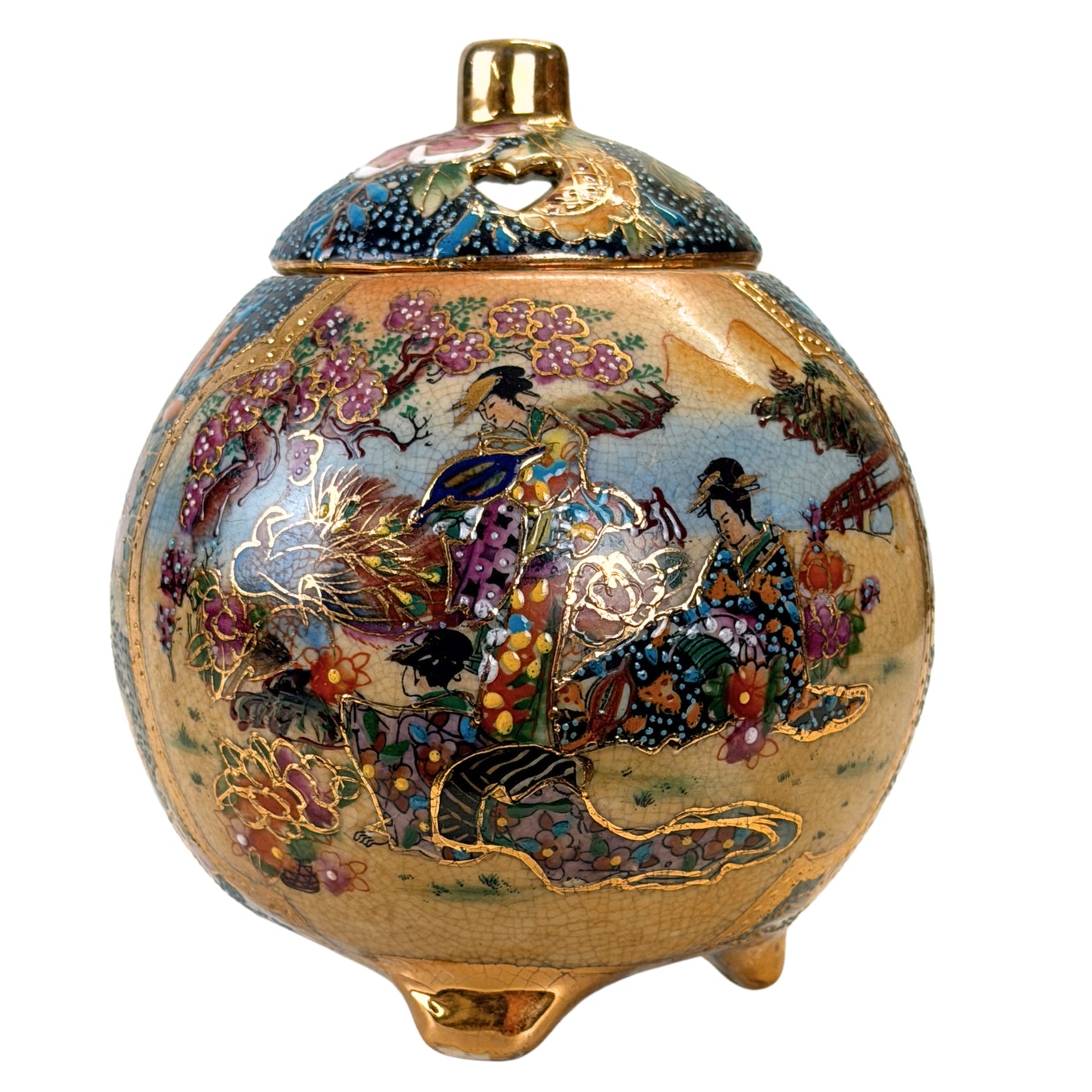 Chinese porseleinen koro in Satsuma-stijl met figuurdecor, goudaccenten en opengewerkt deksel