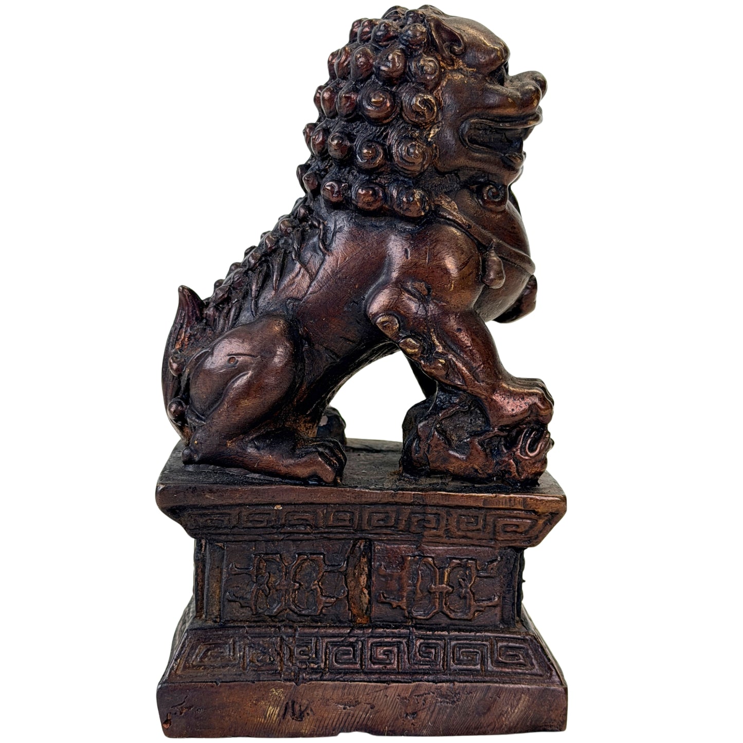 Chinese Foo Dog met gekrulde manen op gedecoreerde sokkel, profiel met donkerbruine patina