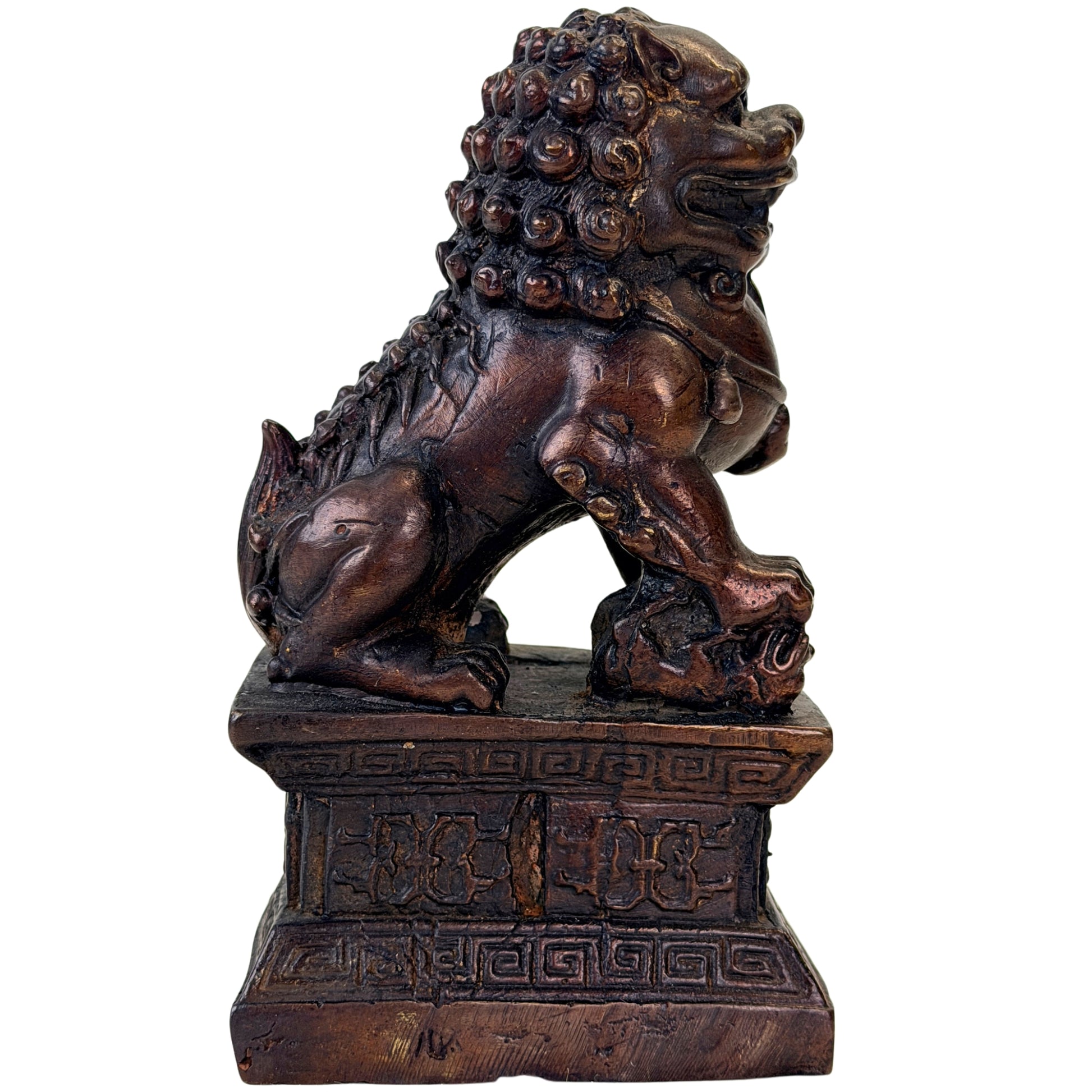 Chinese Foo Dog met gekrulde manen op gedecoreerde sokkel, profiel met donkerbruine patina