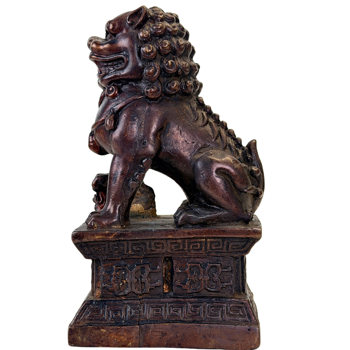 Chinese tempelleeuw in koperlegering met open bek en ornamentale sokkeldecoratie