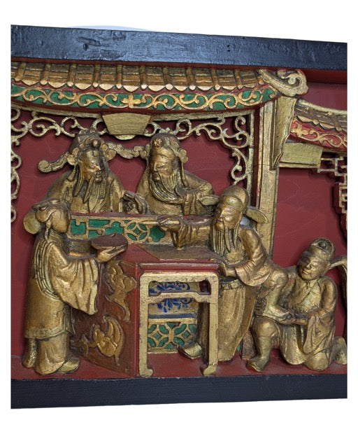 Chinees houtsnijpaneel met centrale tafel en geleerden Qing periode